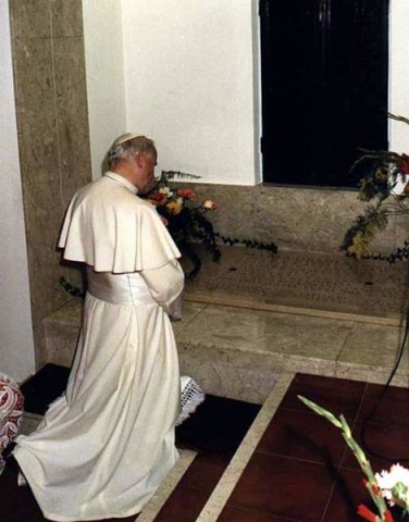 Papież Jan Paweł II przy grobie m. Urszuli, Rzym 1986